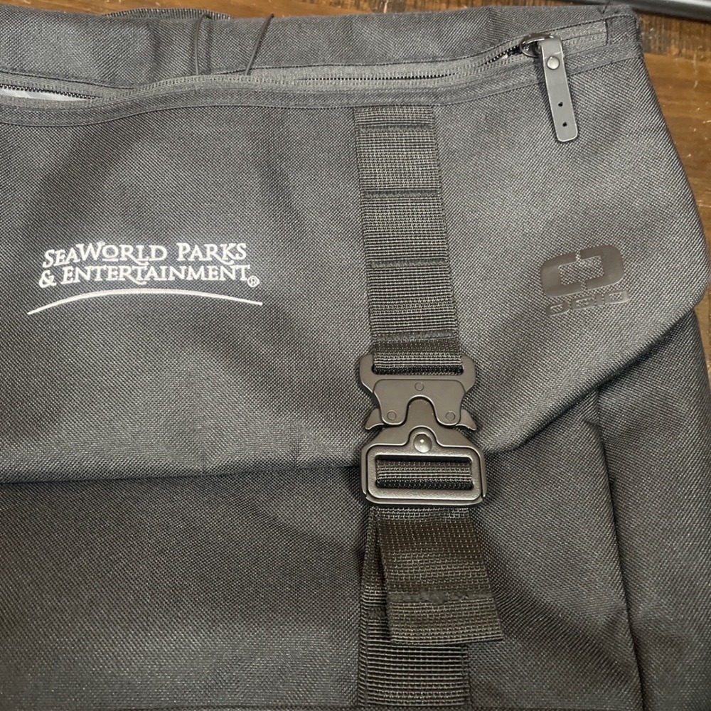 Ogio Messenger Bag Black Seaworld Parks Entertainment Laptop Bag - Picture 2 of 9